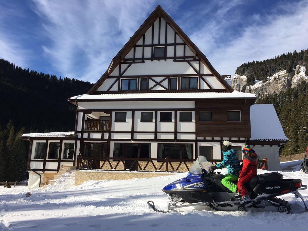 Chalet Alpina Moroeni Exterior photo